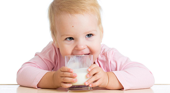 Speciale dreumesmelk of peutermelk is niet nodig voor je kind
